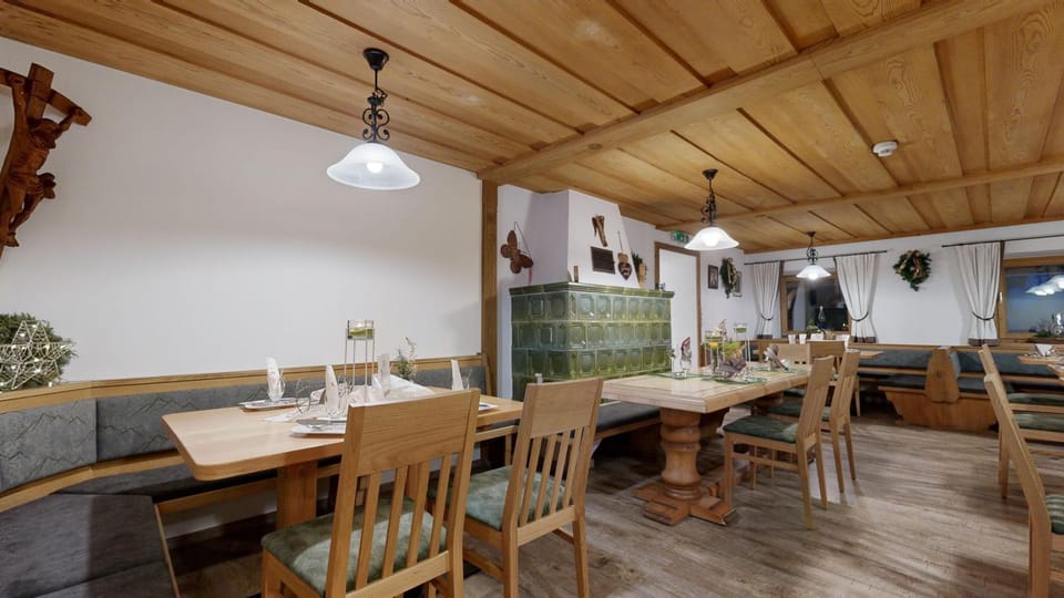 Property building, Restaurant/places to eat, Breakfast