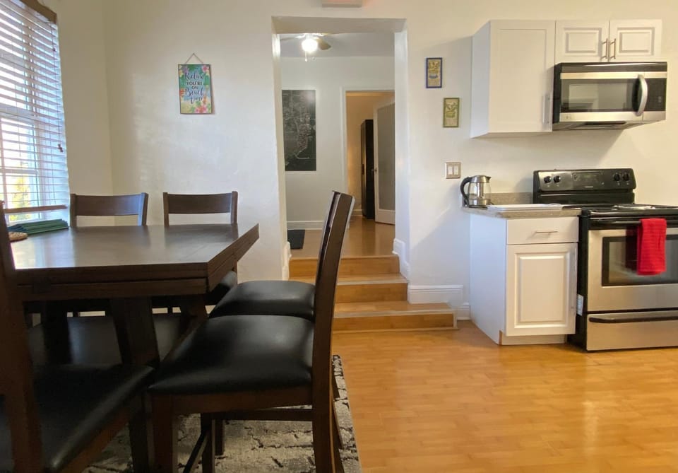Coffee/tea facilities, Kitchen or kitchenette, Dining area, Communal kitchen