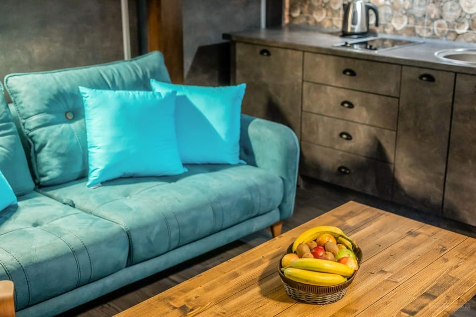 Kitchen or kitchenette, Living room, Food and drinks, Seating area, Food, air conditioner