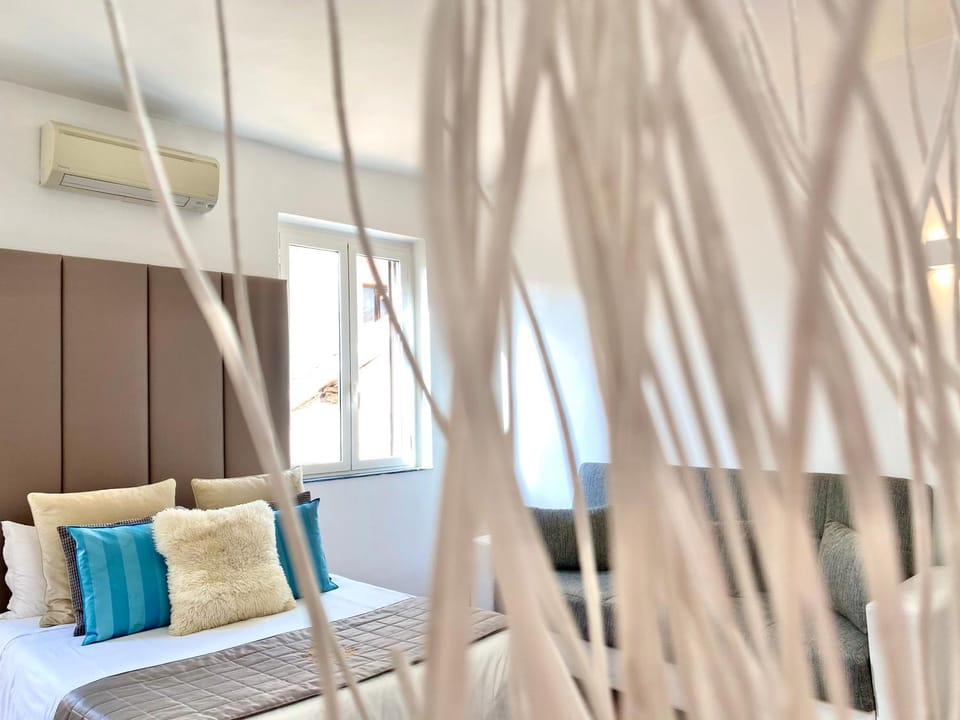 Bed, TV and multimedia, Balcony/Terrace, Photo of the whole room, Bedroom, Quiet street view