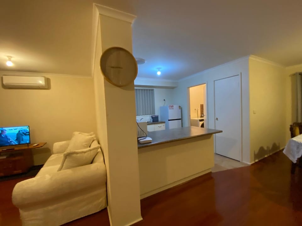 TV and multimedia, Living room, Seating area, minibar, air conditioner