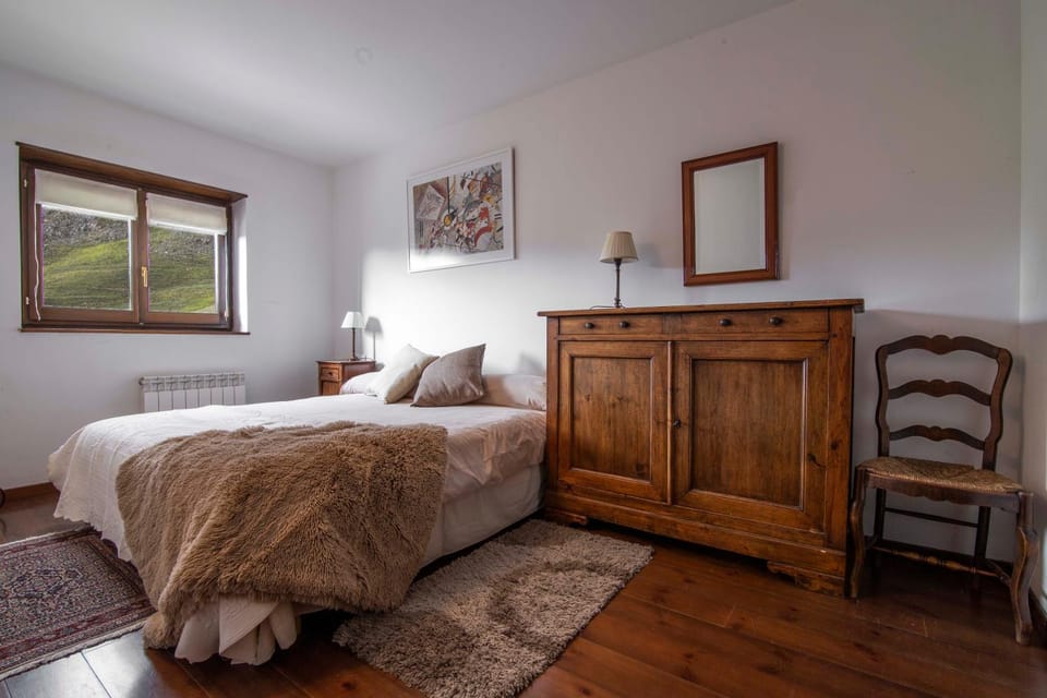 Photo of the whole room, Bedroom