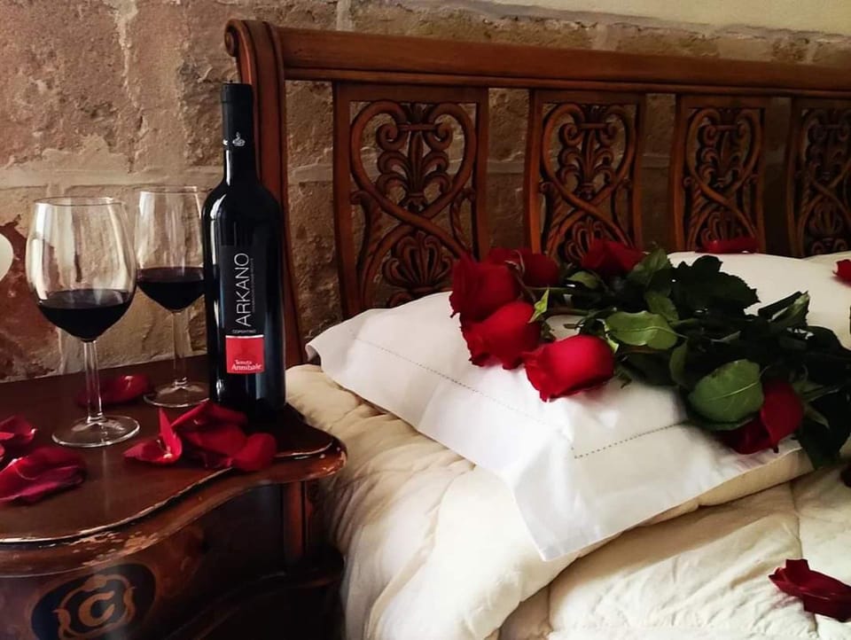Bed, Bedroom, Drinks