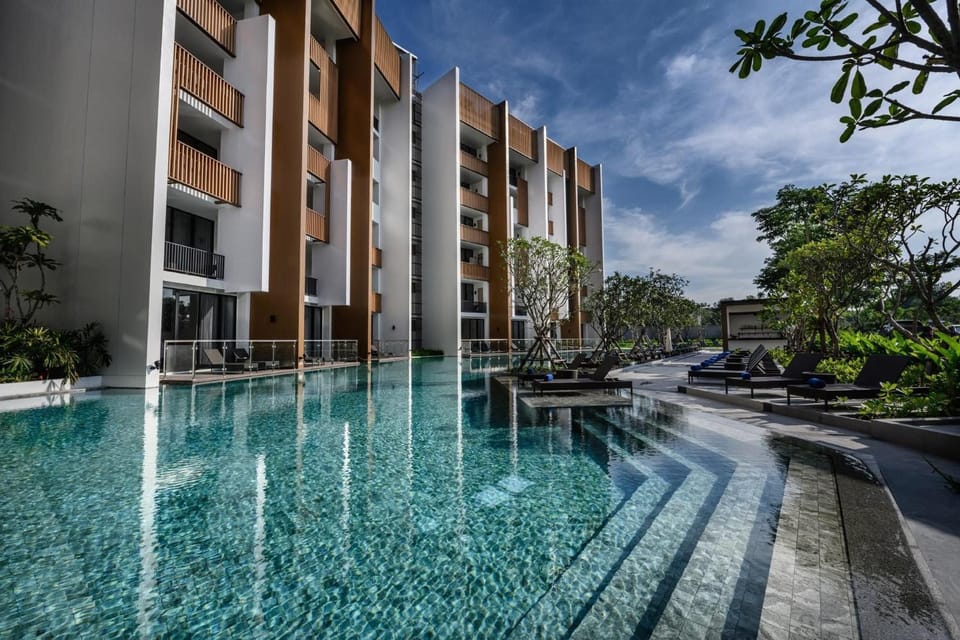 Property building, Swimming pool, sunbed