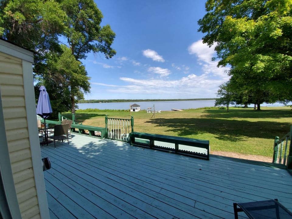 Cape Calabogie Cottage House in Greater Madawaska