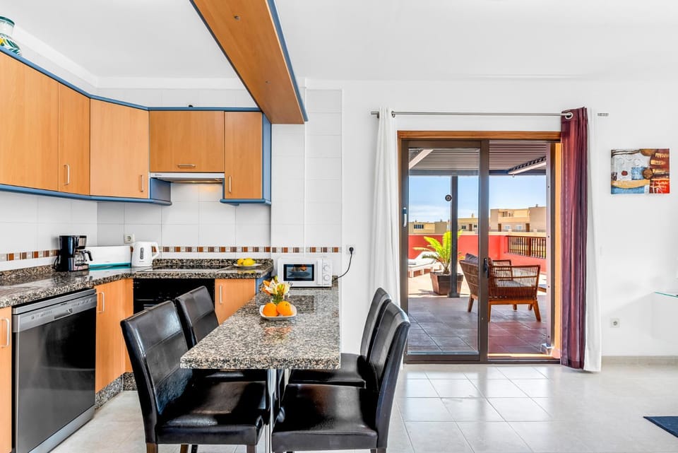 Kitchen or kitchenette, Dining area, dishwasher, minibar