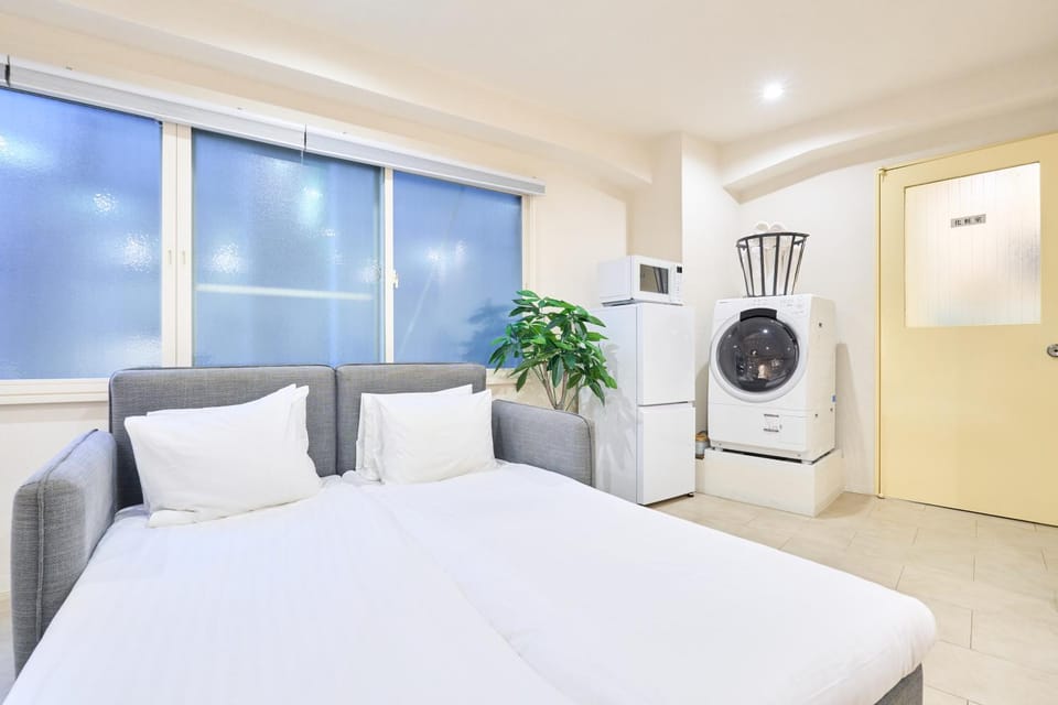 Bed, Photo of the whole room, Bedroom, washing machine, dryer, air conditioner