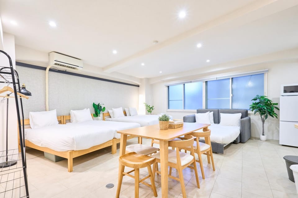 Bed, Living room, Photo of the whole room, Seating area, Dining area, Bedroom, air conditioner