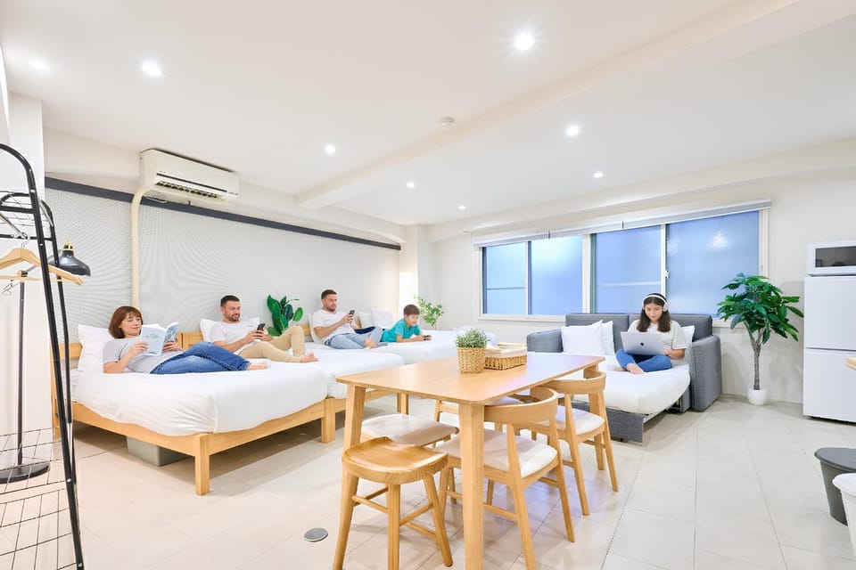 Bed, People, TV and multimedia, Living room, Photo of the whole room, Seating area, Bedroom, group of guests, air conditioner