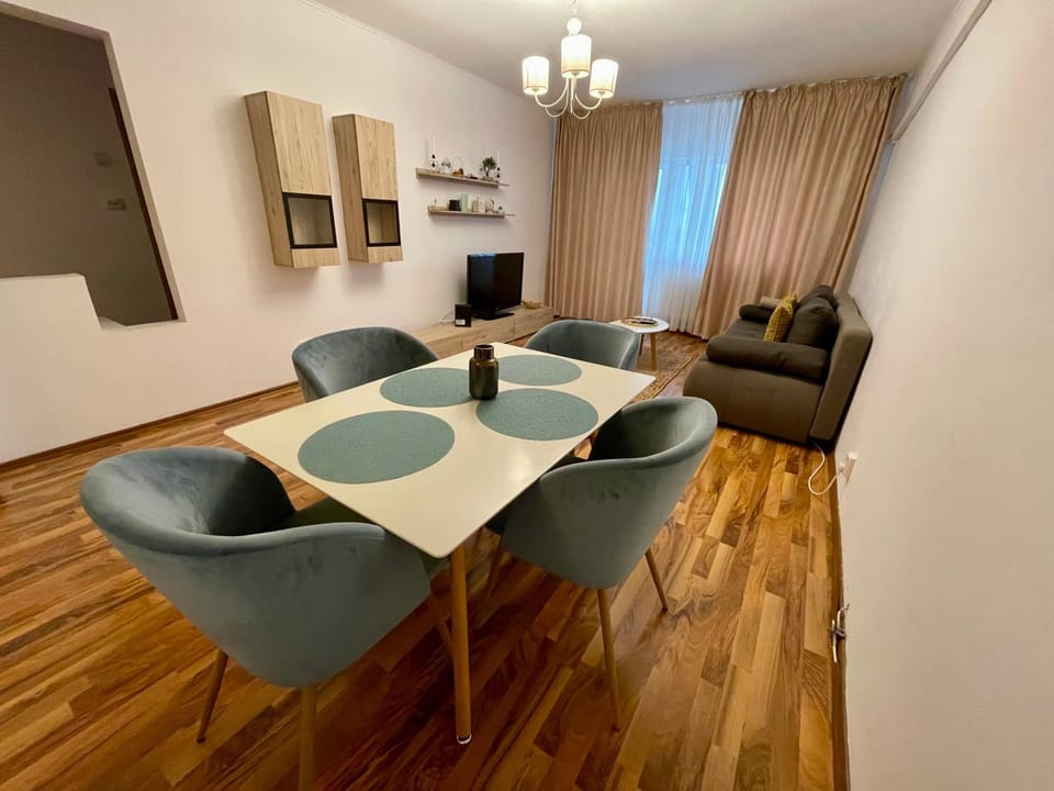 TV and multimedia, Living room, Seating area, Dining area