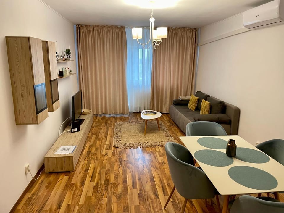 TV and multimedia, Living room, Seating area, Evening entertainment, air conditioner