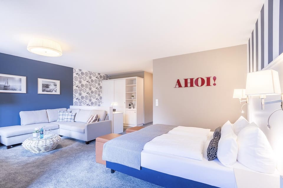 Seating area, Bedroom, wardrobe