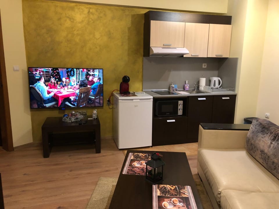 Communal lounge/ TV room, TV and multimedia, Coffee/tea facilities, Kitchen or kitchenette, Living room, Dining area, minibar, oven, pet friendly, stove