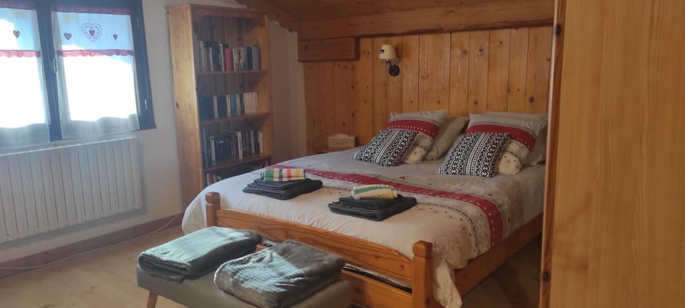 Bed, Library, Photo of the whole room, Bedroom
