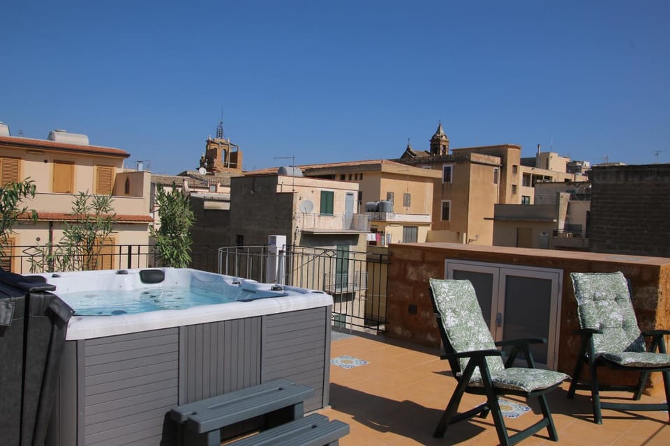 Balcony/Terrace, City view, Pool view, Quiet street view