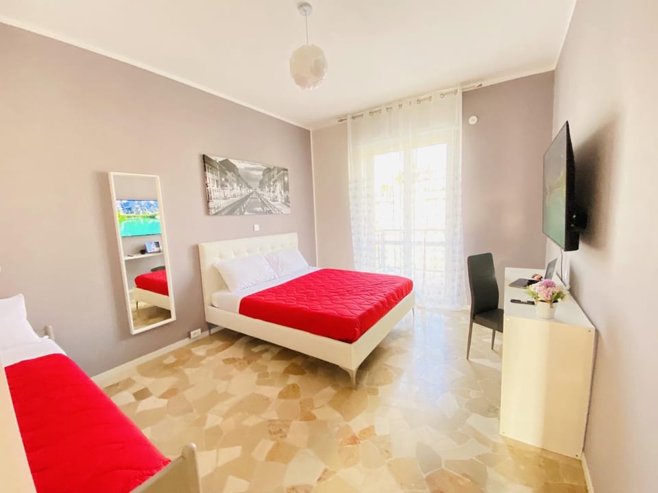 Bed, TV and multimedia, Photo of the whole room, Bedroom
