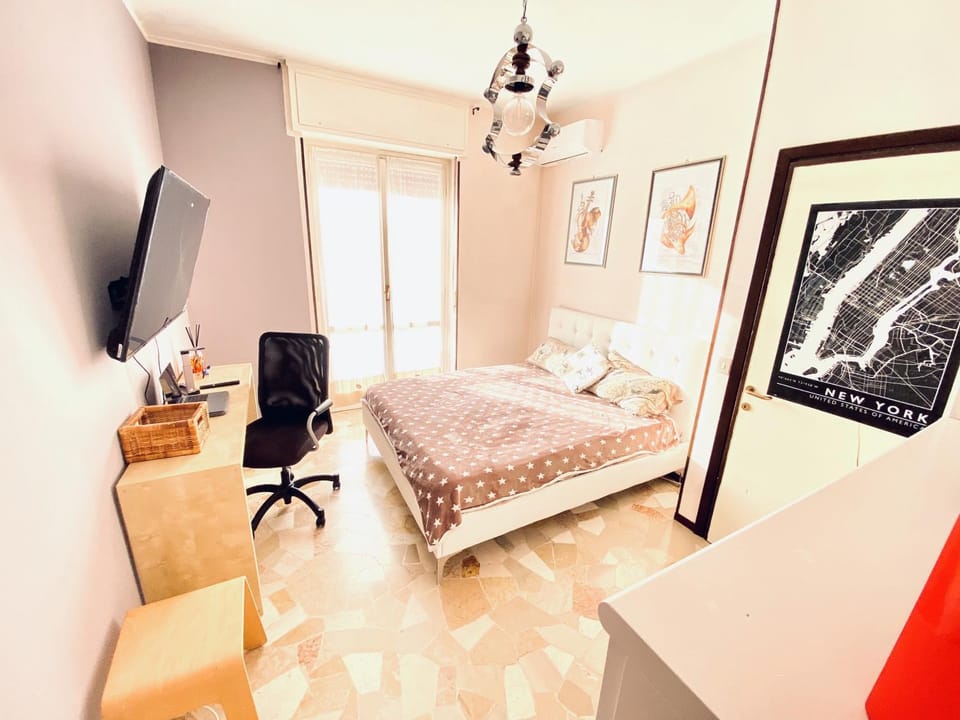 Bed, TV and multimedia, Bedroom, hair dresser