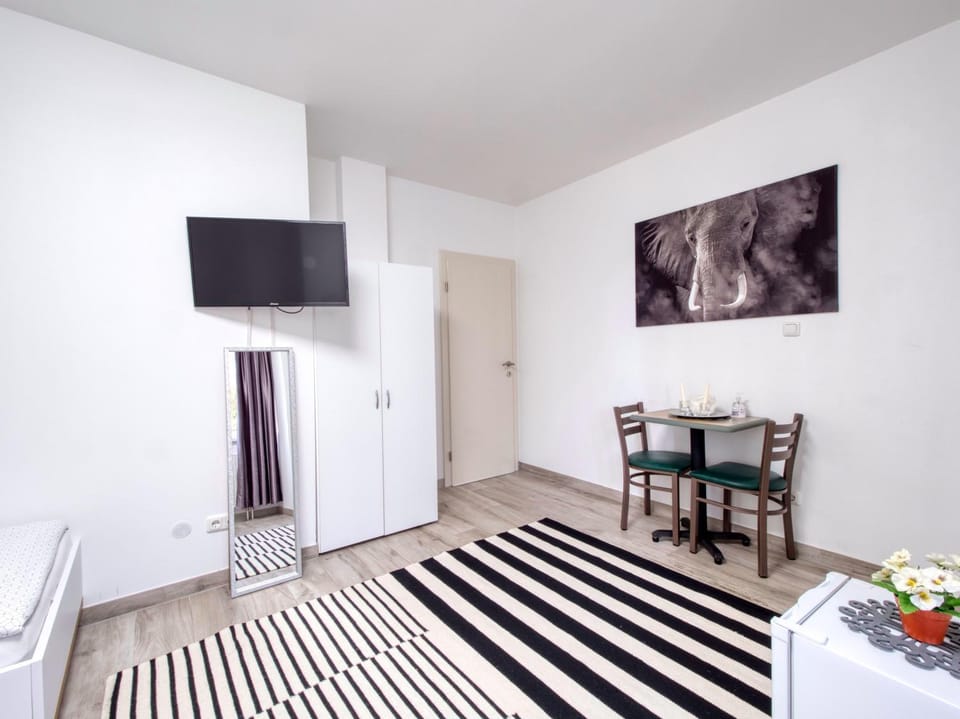 TV and multimedia, Living room, Bedroom