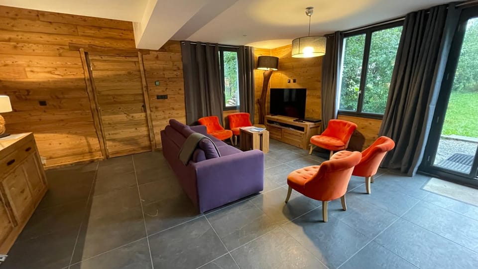 Communal lounge/ TV room, TV and multimedia, Living room, Seating area, Evening entertainment