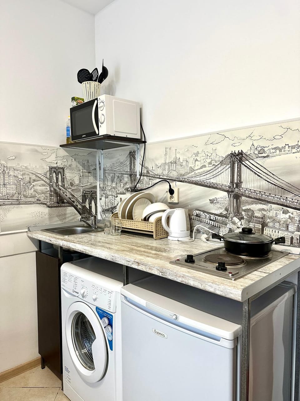 Kitchen or kitchenette, stove, washing machine