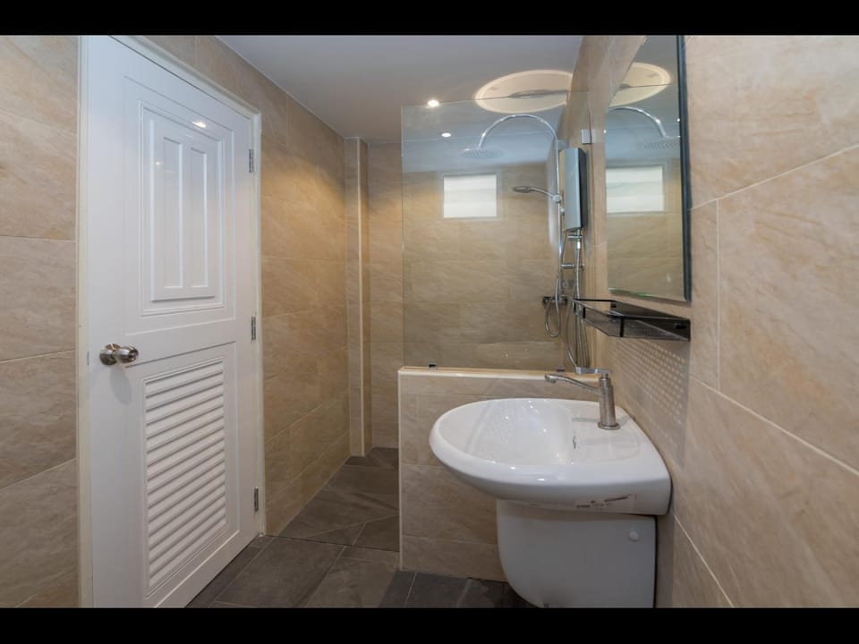 Shower, Toilet
