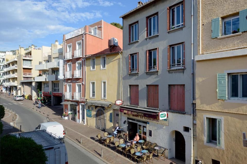 Property building, Day, Neighbourhood, City view, Street view, Location, Parking