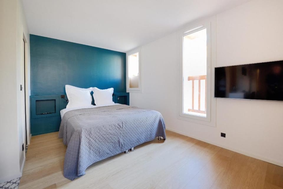 Bed, TV and multimedia, Photo of the whole room, Bedroom