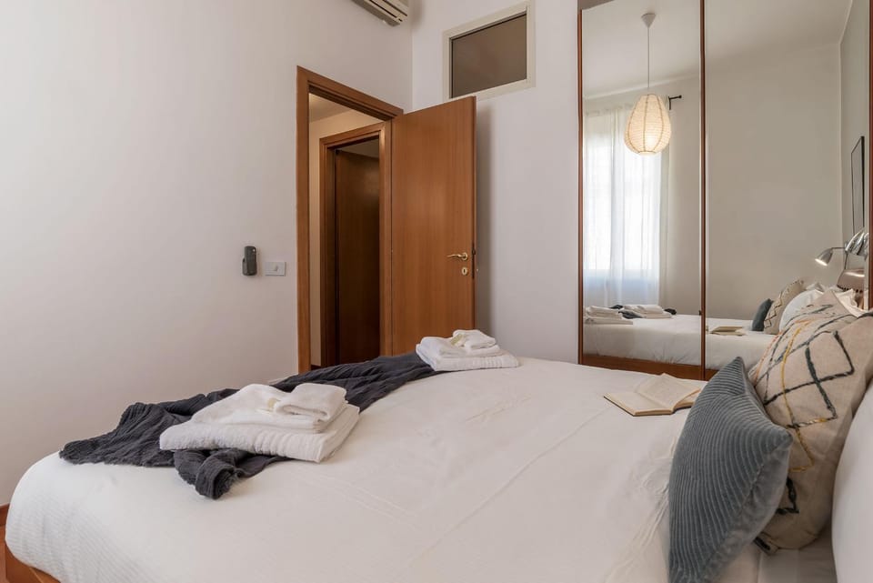 Lively Roma Trastevere renovated apartment - FromHometoRome Apartment in Rome