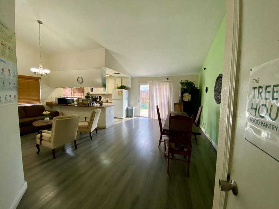 Kitchen or kitchenette, Living room, Seating area, Dining area