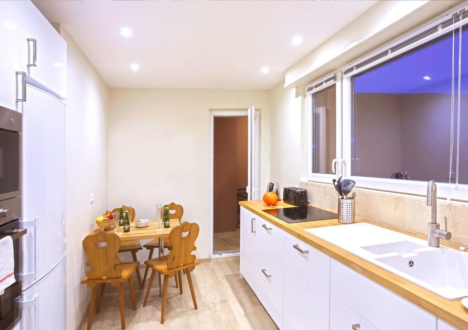 Kitchen or kitchenette, Dining area