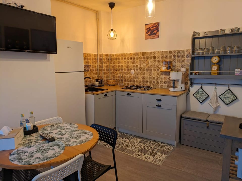 Kitchen or kitchenette, Dining area, pet friendly
