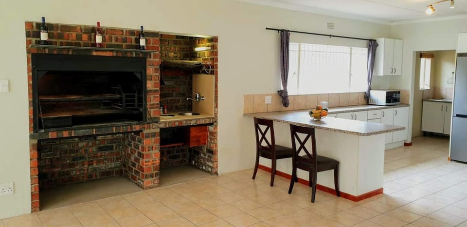 BBQ facilities, BBQ facilities, Kitchen or kitchenette, Seating area, Dining area