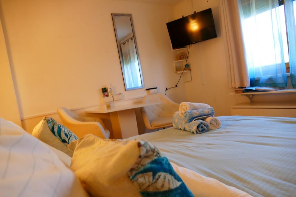 Bed, TV and multimedia, Photo of the whole room, Bedroom, hair dresser, towels