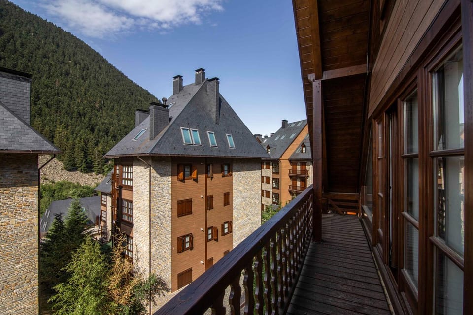 Balcony/Terrace, Street view