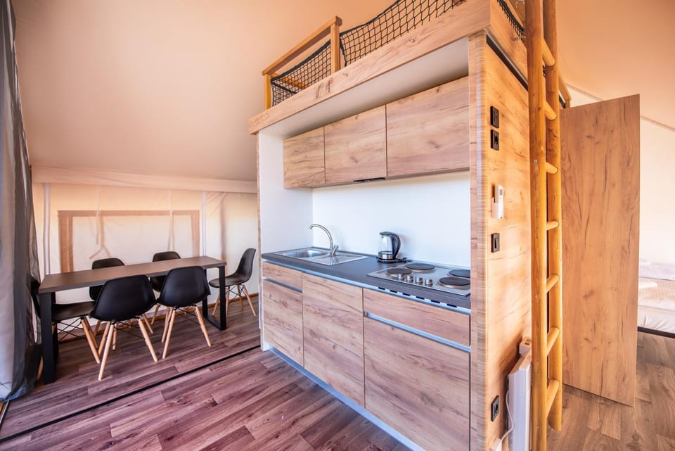 Kitchen or kitchenette, Dining area