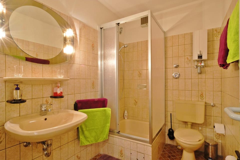 Toilet, Bathroom, towels
