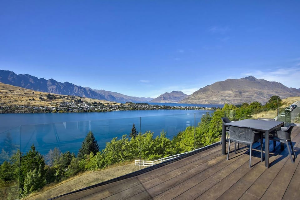 A Surprise on Sunrise - luxury with sauna and spa House in Queenstown