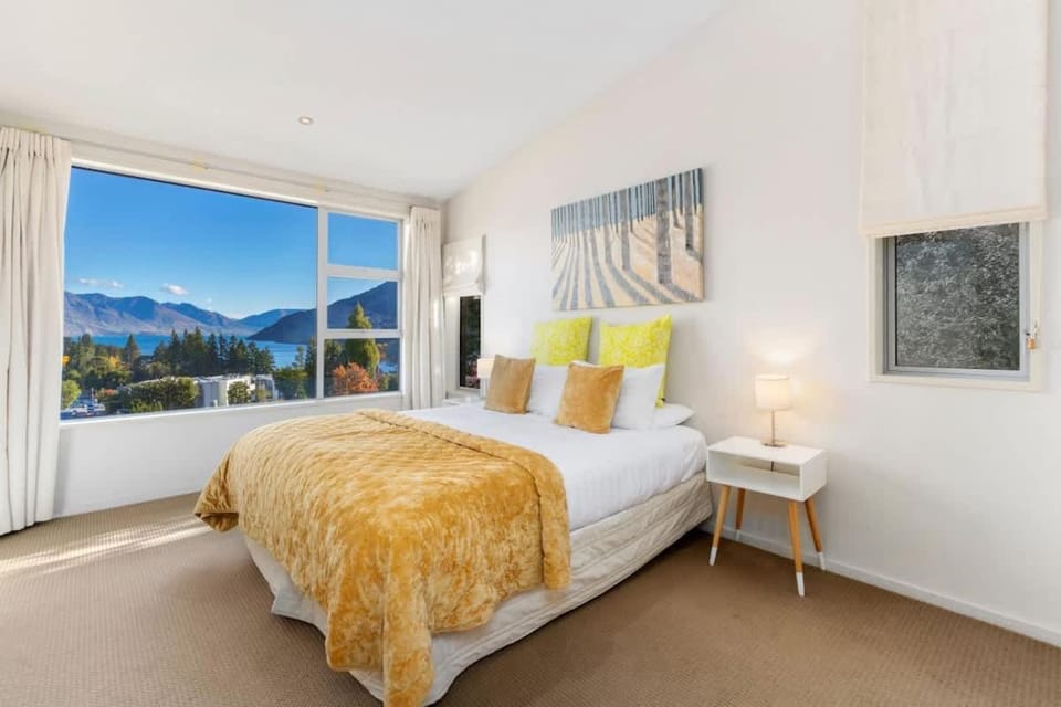 Diamond Villa - Lake Views, Central Location House in Queenstown