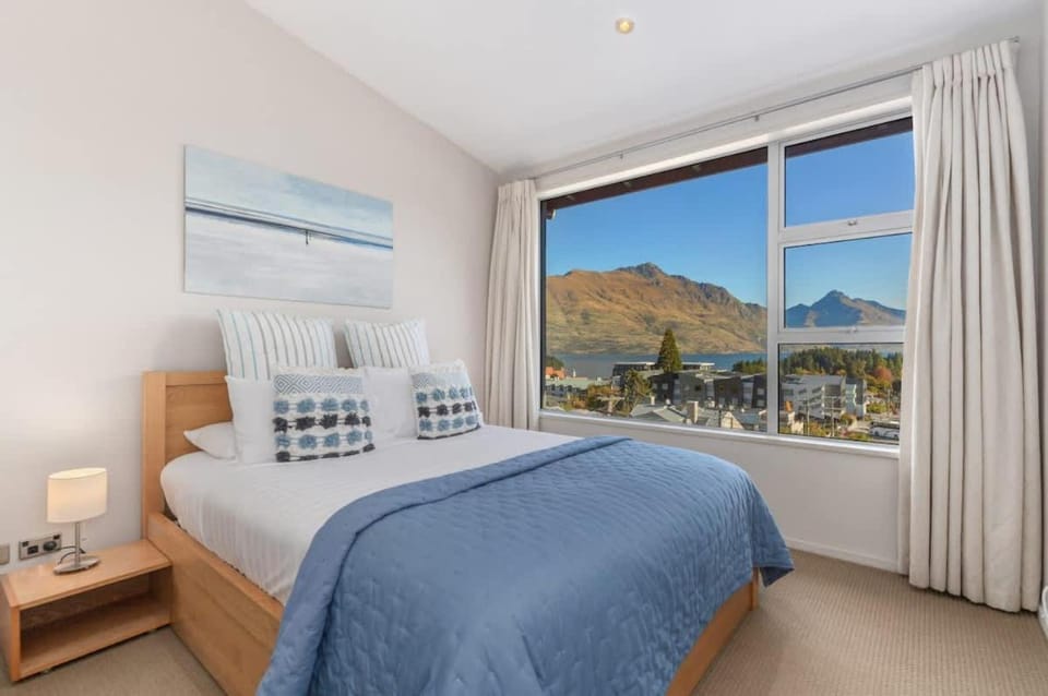 Diamond Villa - Lake Views, Central Location House in Queenstown