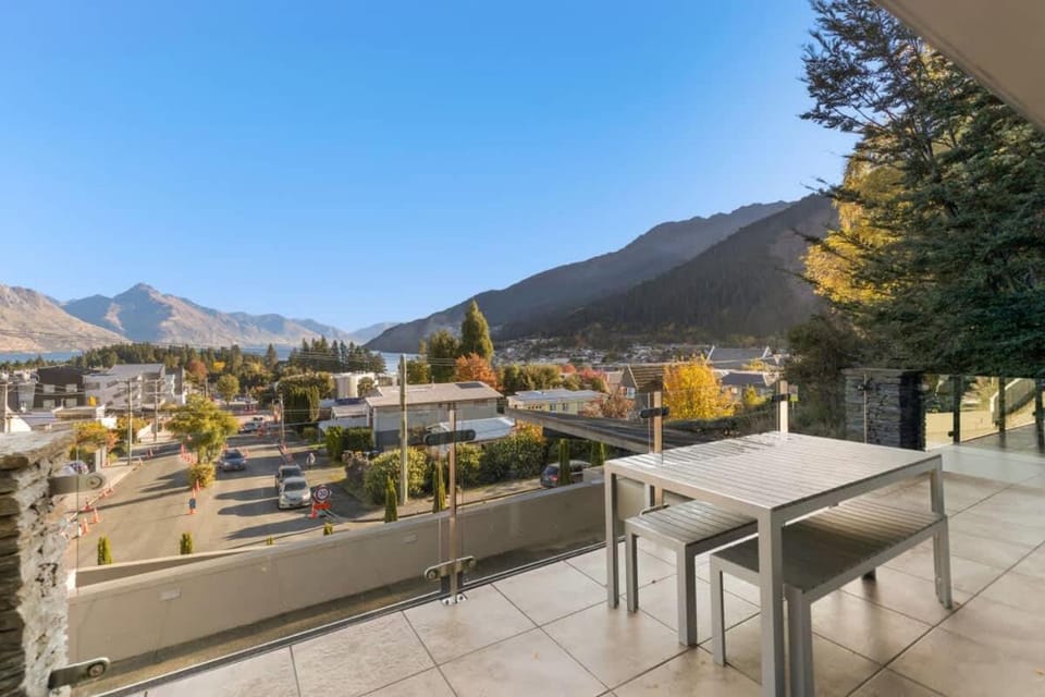 Diamond Villa - Lake Views, Central Location House in Queenstown