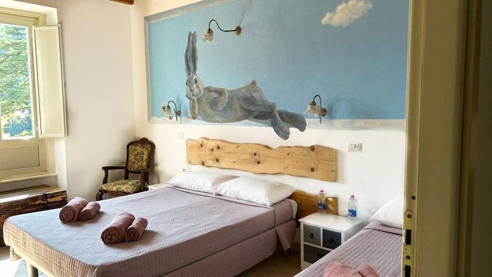 Property building, Bed, Photo of the whole room, Decorative detail, Bedroom, room service, towels