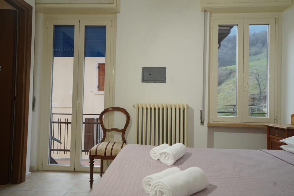 Bed, Bedroom, towels