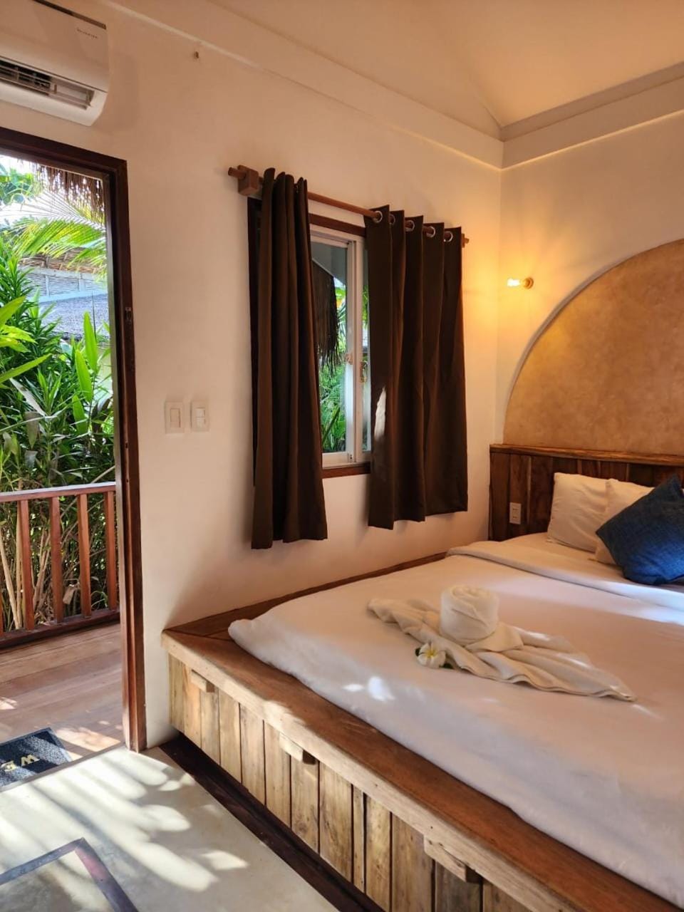 Bed, Bedroom, air conditioner
