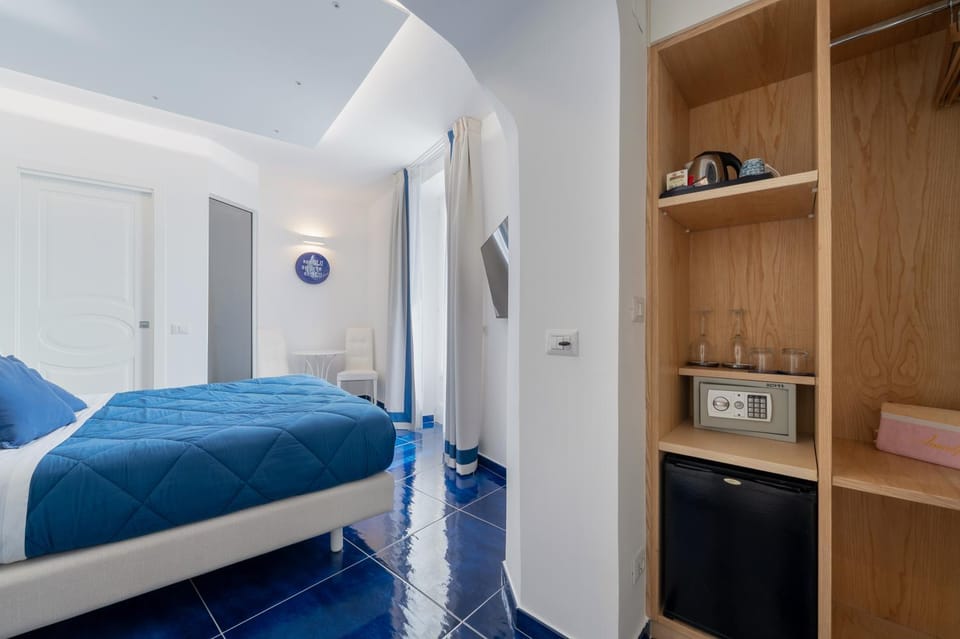 Photo of the whole room, Bedroom, wardrobe