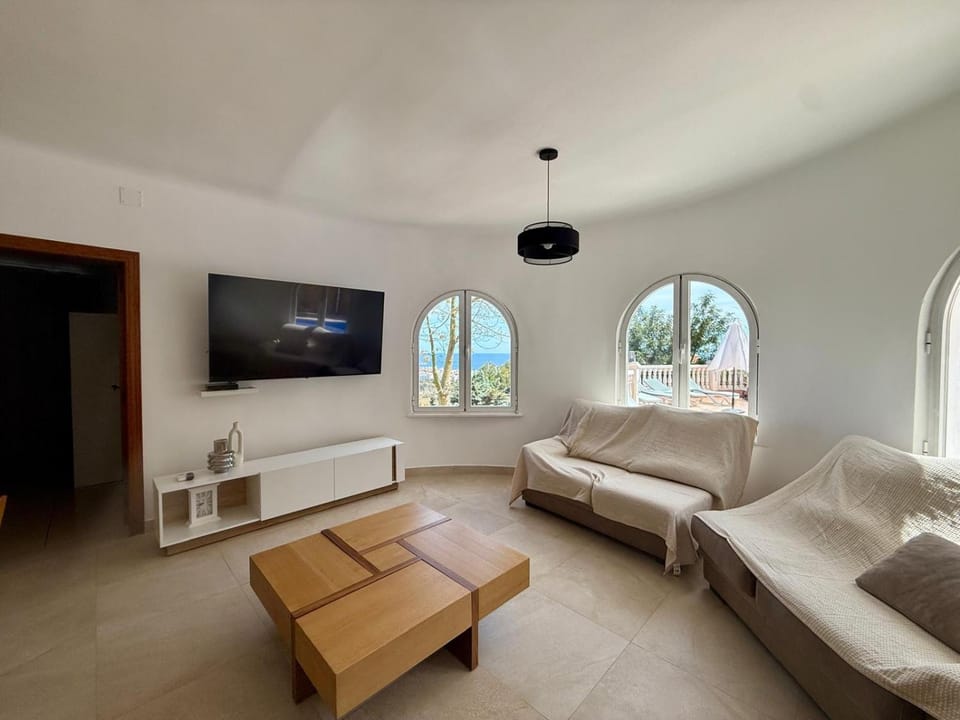 Communal lounge/ TV room, Living room