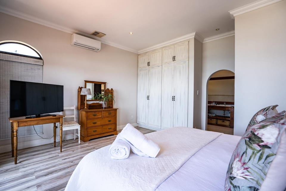 6 Bedroom Tuscan Styled Home in Umdloti Beach House in KwaZulu-Natal