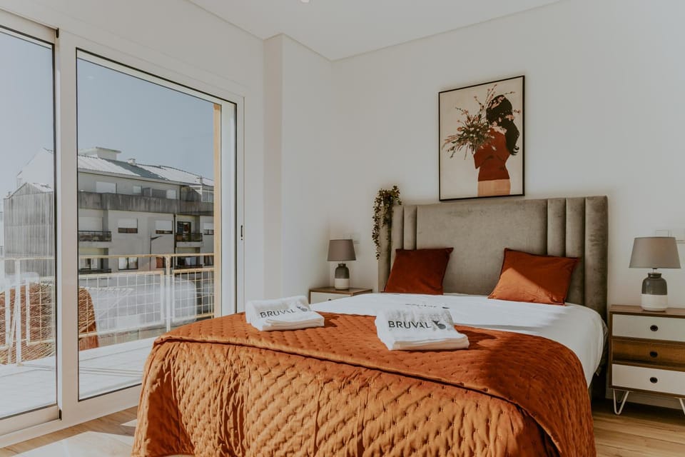 Bed, Balcony/Terrace, Photo of the whole room, Decorative detail, Bedroom, towels