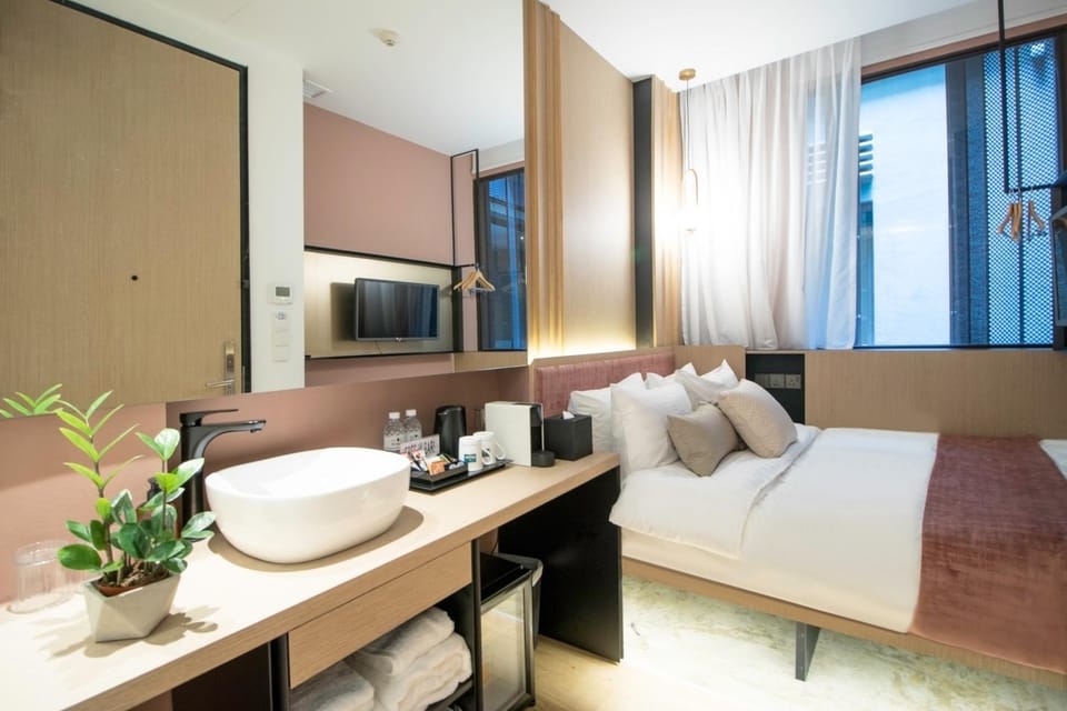 Bed, Photo of the whole room, Seating area, Bedroom