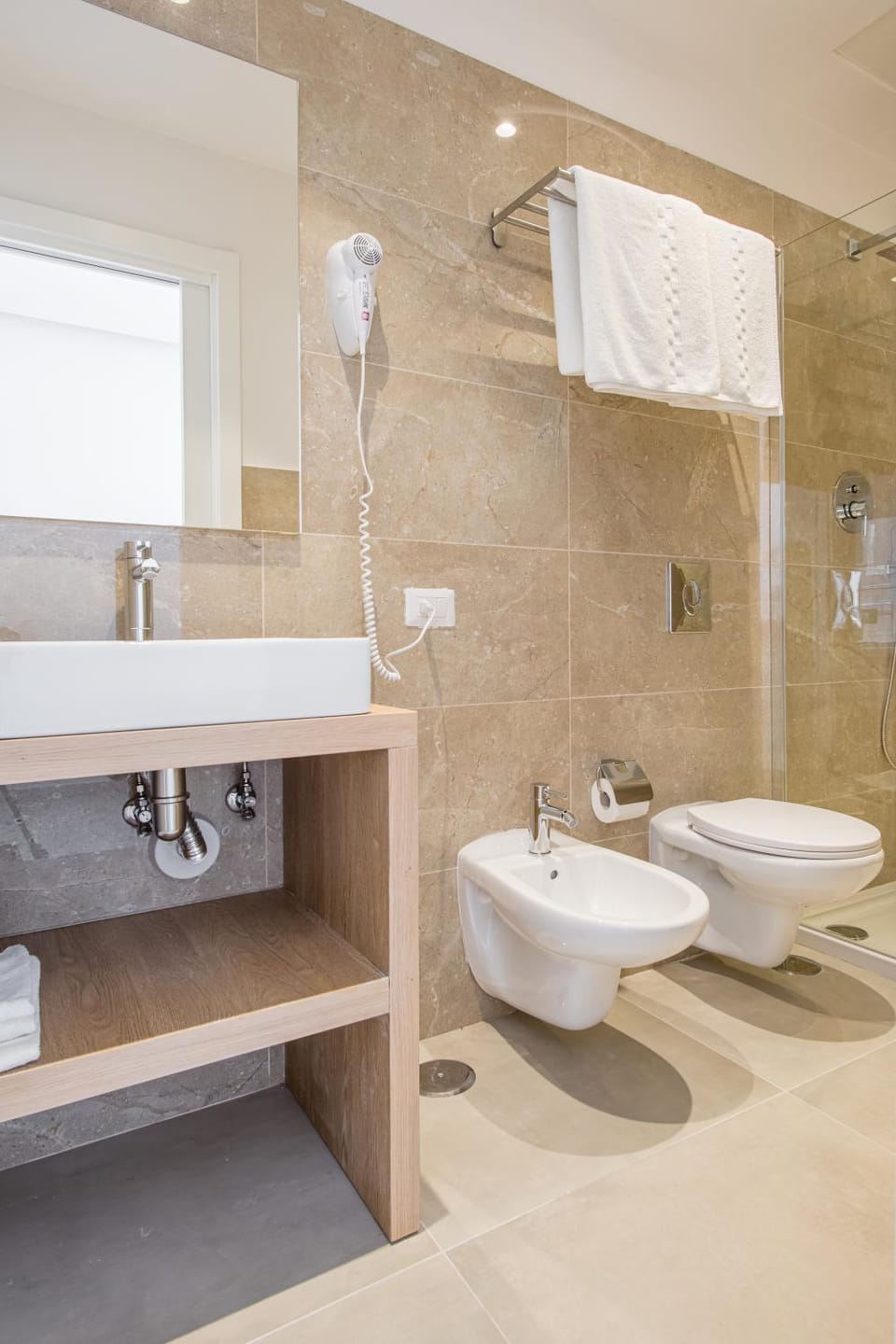 Shower, Toilet, Bathroom, bidet, towels