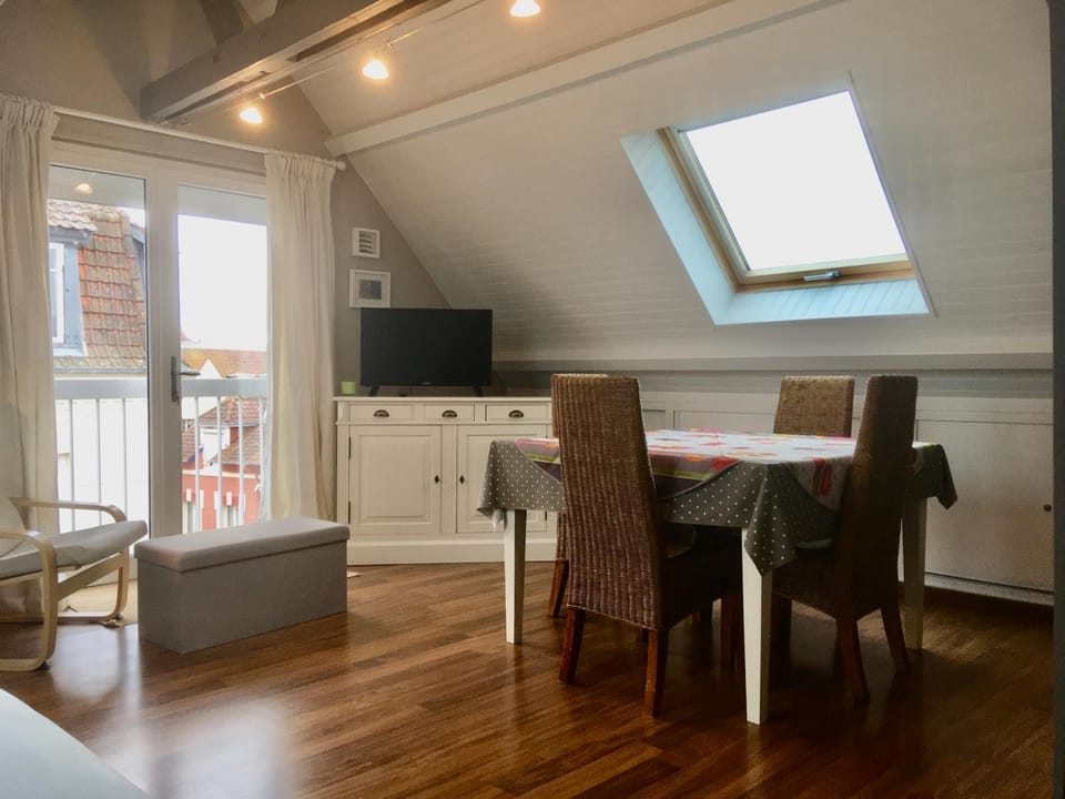 TV and multimedia, Dining area